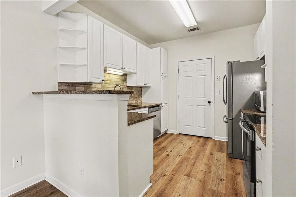 2 bedroom, 3 bathroom, 1,379 sq ft townhouse for sale at 6115 Woodland Lane, Alpharetta, GA 30009 — photo 8
