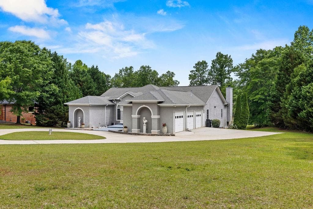 4 bedroom, 5 bathroom, 5,173 sq ft single family residence for sale at 145 Lees Overlook, Fayetteville, GA 30214 — photo 4