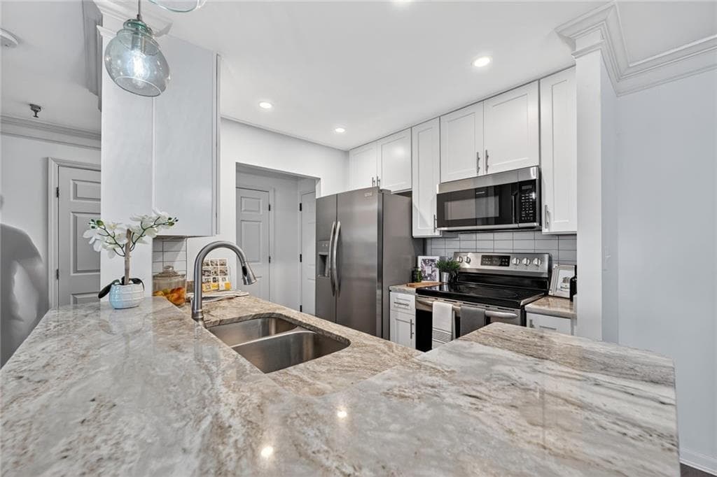1 bedroom, 1 bathroom, 760 sq ft condominium for sale at 300 Johnson Ferry Road B201, Atlanta, GA 30328 — photo 2