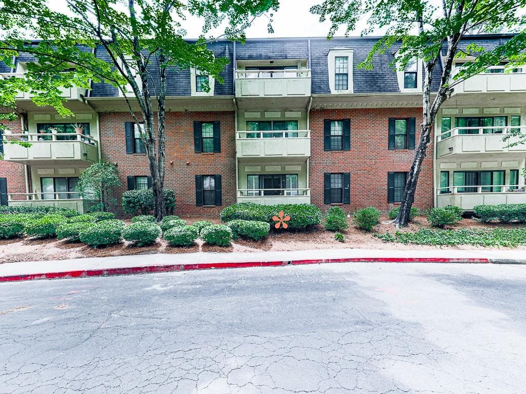 2 bedroom, 2 bathroom, 1,224 sq ft condominium for sale at 25104 Plantation Drive, Atlanta, GA 30324 — photo 2