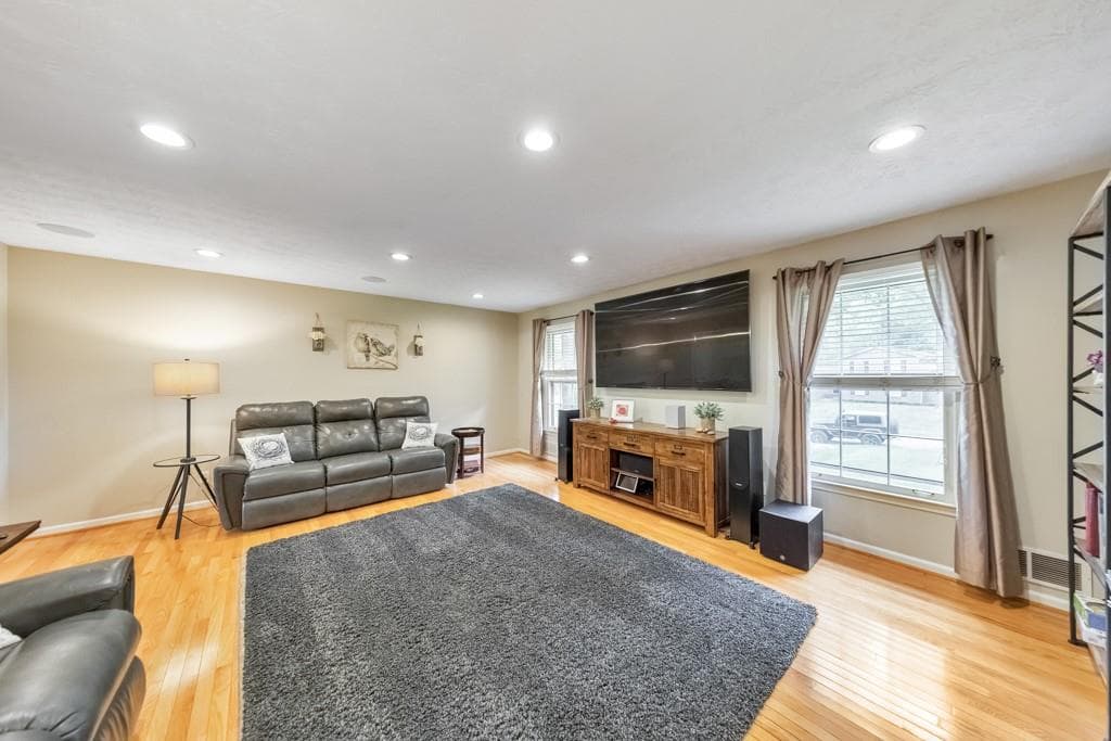 5 bedroom, 4 bathroom, 2,781 sq ft single family residence under contract at 2711 Georgian Court, Marietta, GA 30068 — photo 5