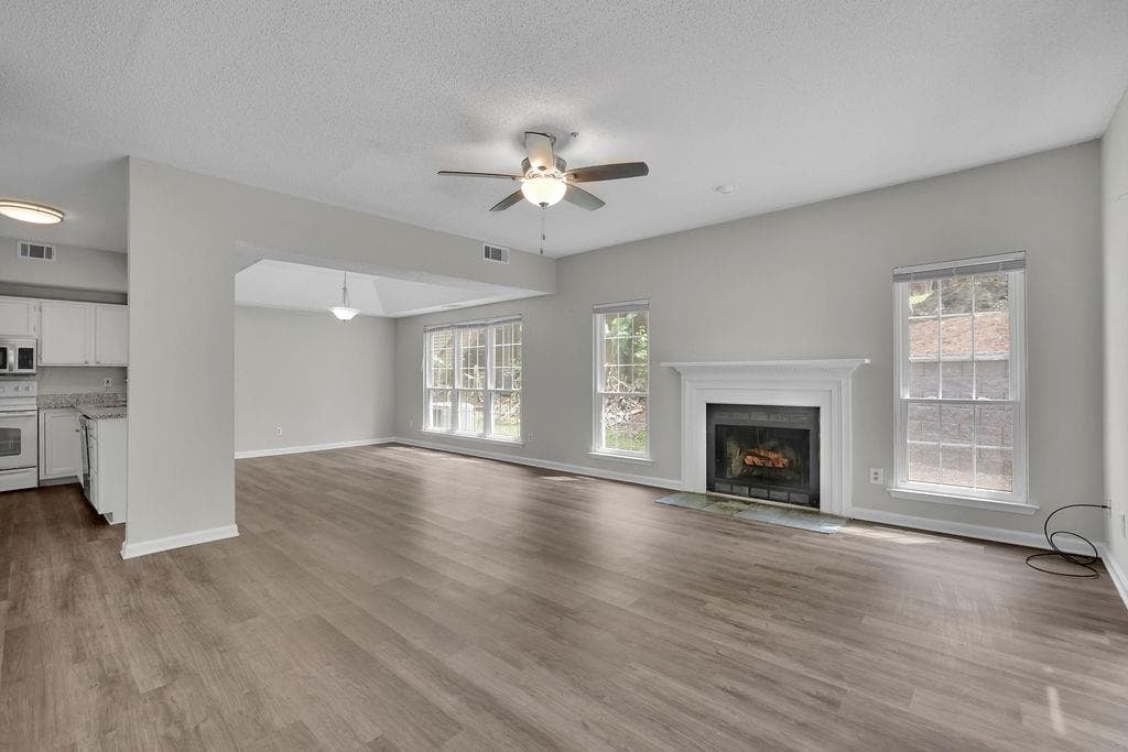 2 bedroom, 2 bathroom, 1,305 sq ft condominium for sale at 3067 Steeplechase, Alpharetta, GA 30004 — photo 2