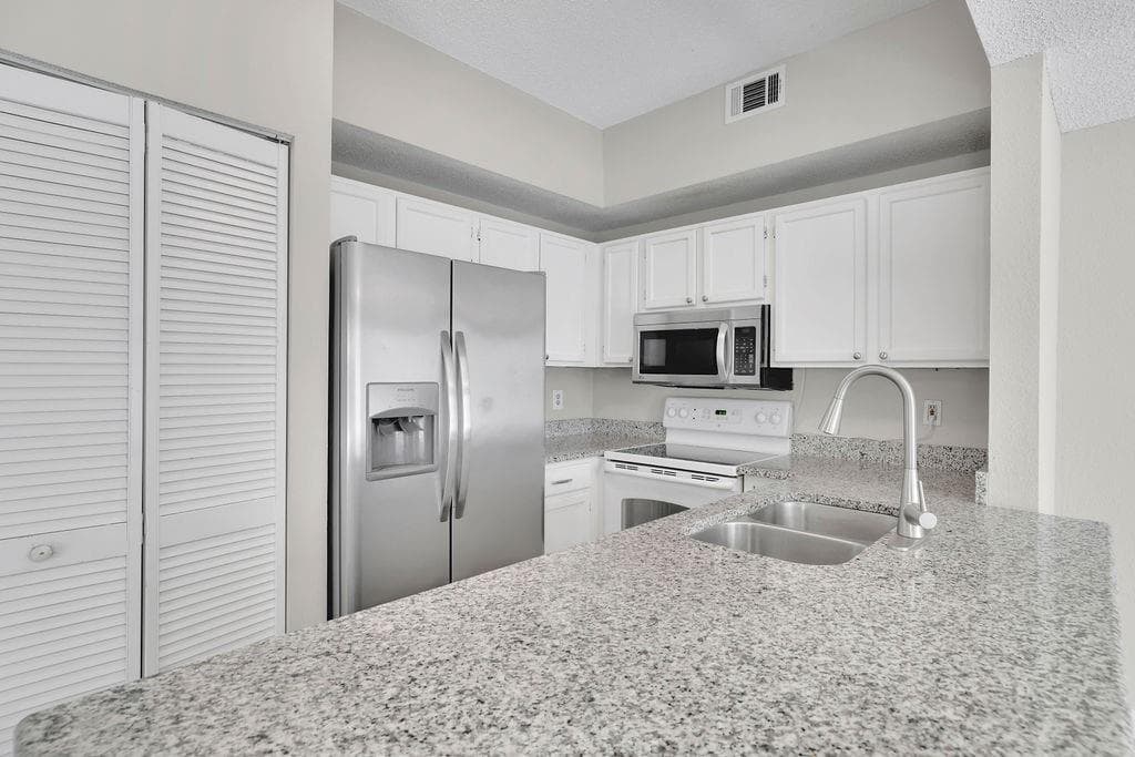 2 bedroom, 2 bathroom, 1,305 sq ft condominium for sale at 3067 Steeplechase, Alpharetta, GA 30004 — photo 4