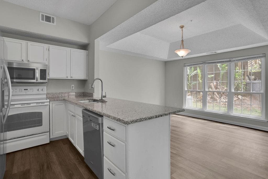 2 bedroom, 2 bathroom, 1,305 sq ft condominium for sale at 3067 Steeplechase, Alpharetta, GA 30004 — photo 5