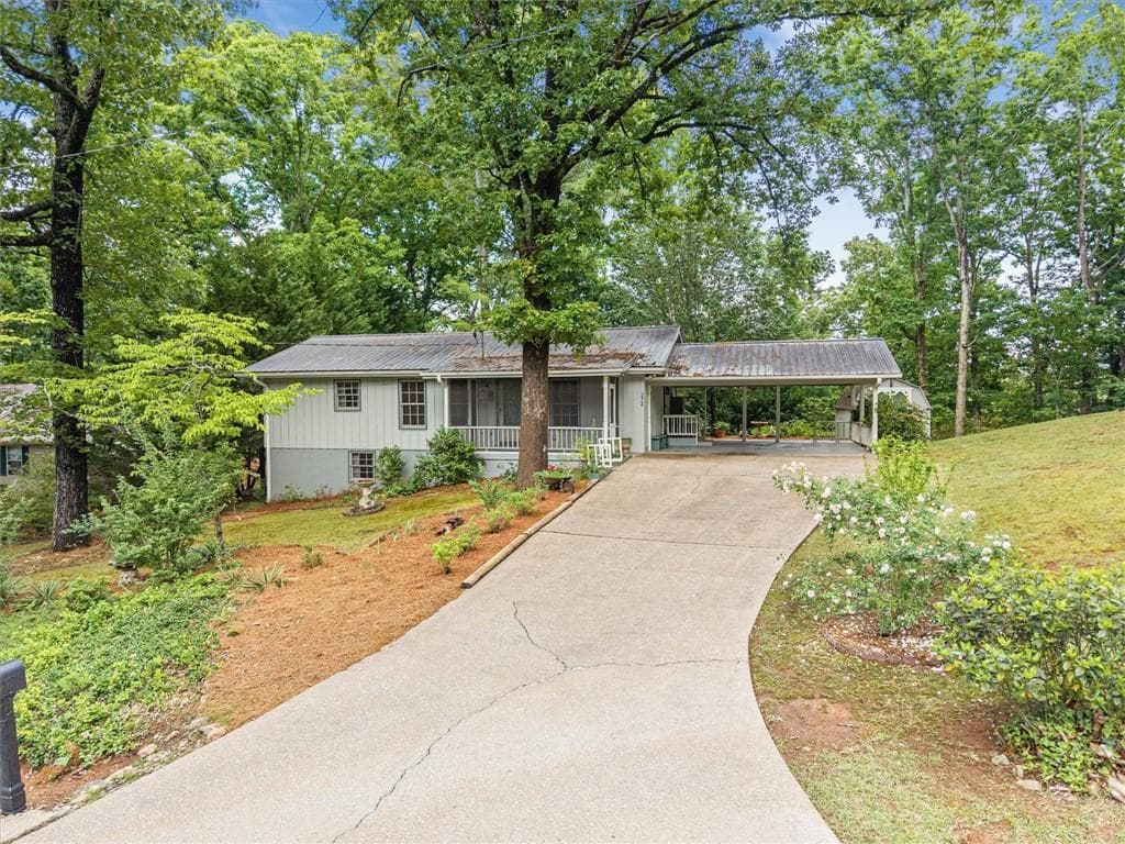 3 bedroom, 2 bathroom, 2,000 sq ft single family residence for sale at 3946 Fraser Circle, Gainesville, GA 30506