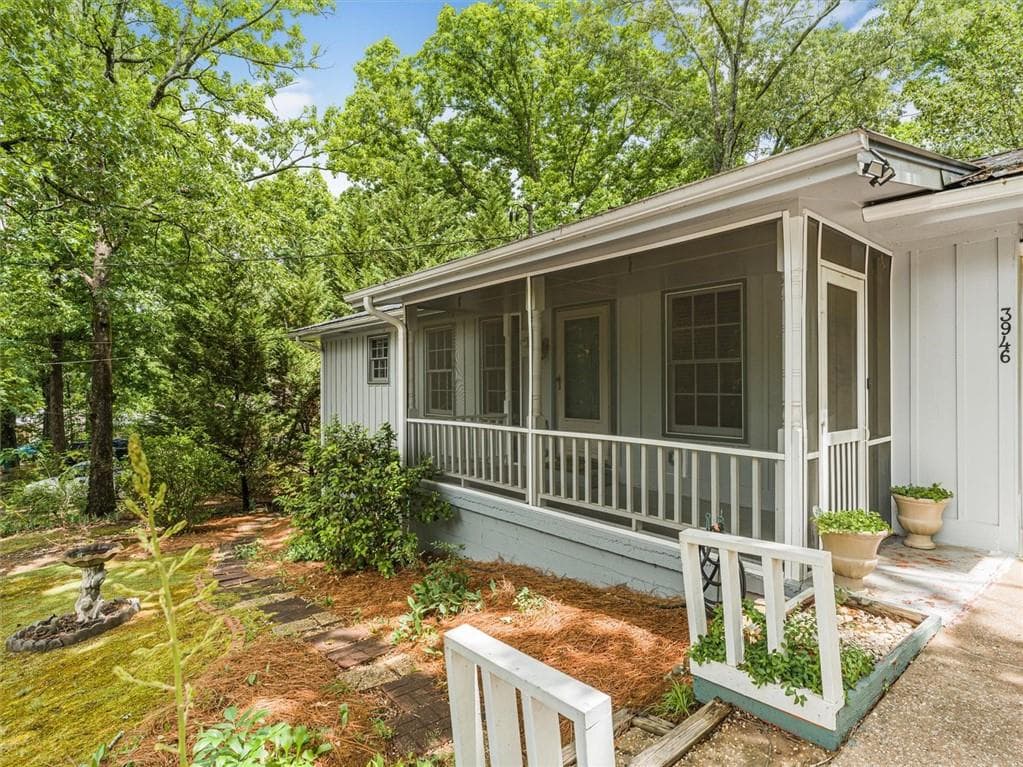 3 bedroom, 2 bathroom, 2,000 sq ft single family residence for sale at 3946 Fraser Circle, Gainesville, GA 30506 — photo 3