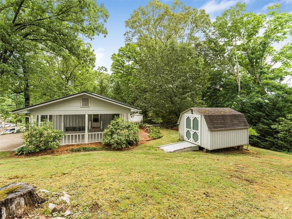 3 bedroom, 2 bathroom, 2,000 sq ft single family residence for sale at 3946 Fraser Circle, Gainesville, GA 30506 — photo 4