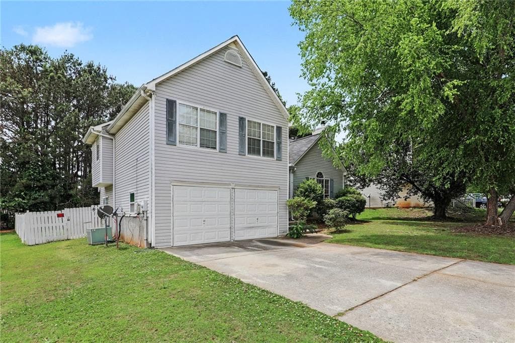 4 bedroom, 3 bathroom, 1,431 sq ft single family residence for sale at 10617 Barberry Drive, Hampton, GA 30228 — photo 2