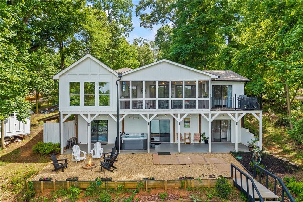 3 bedroom, 3 bathroom, 2,512 sq ft single family residence sold at 214 Sugar Cane Drive, Hartwell, GA 30643