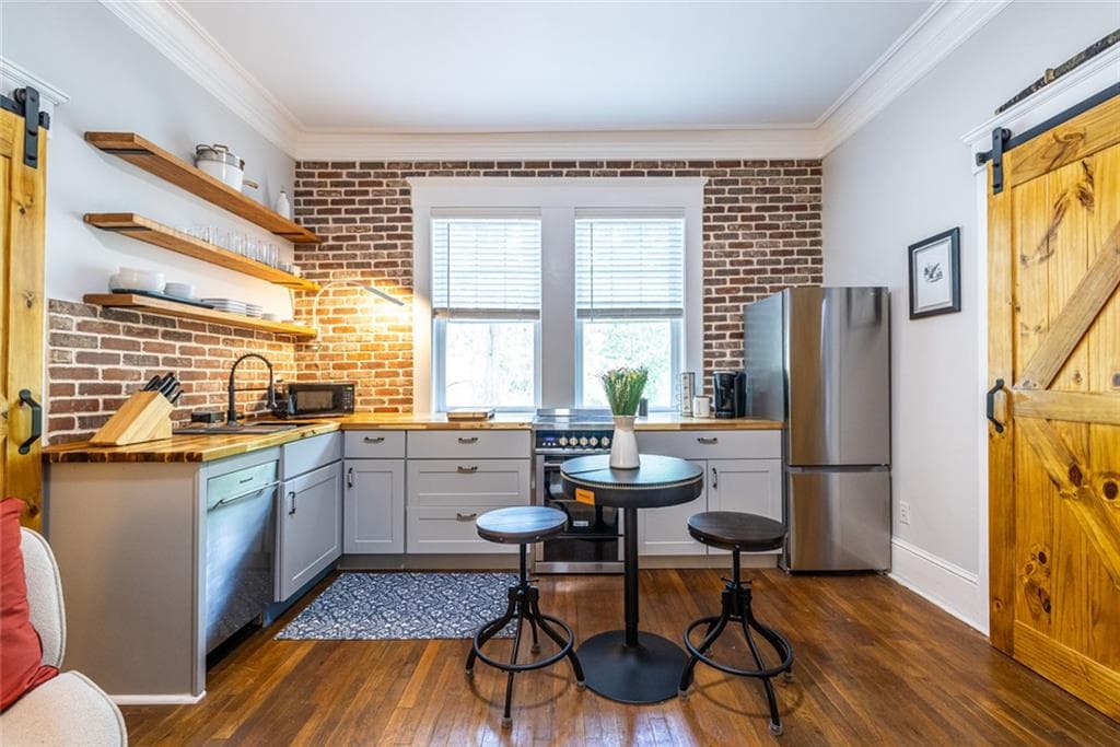 1 bedroom, 1 bathroom, 448 sq ft condominium for sale at 1144 Blue Ridge Avenue 9, Atlanta, GA 30306 — photo 1 of 26