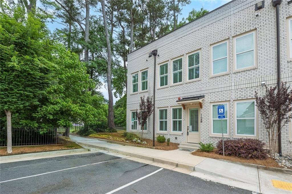 2 bedroom, 2 bathroom, 1,152 sq ft townhouse for sale at 9040 Main Street 128, Woodstock, GA 30188 — photo 4