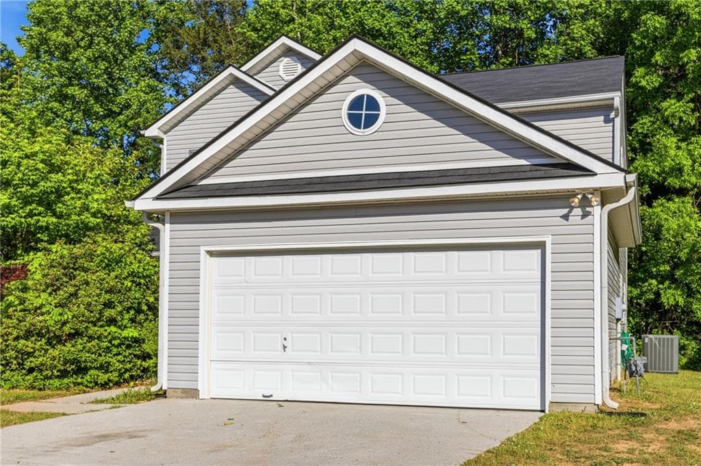 3 bedroom, 3 bathroom, 1,514 sq ft single family residence for sale at 1094 Cliftwood Drive, Riverdale, GA 30296