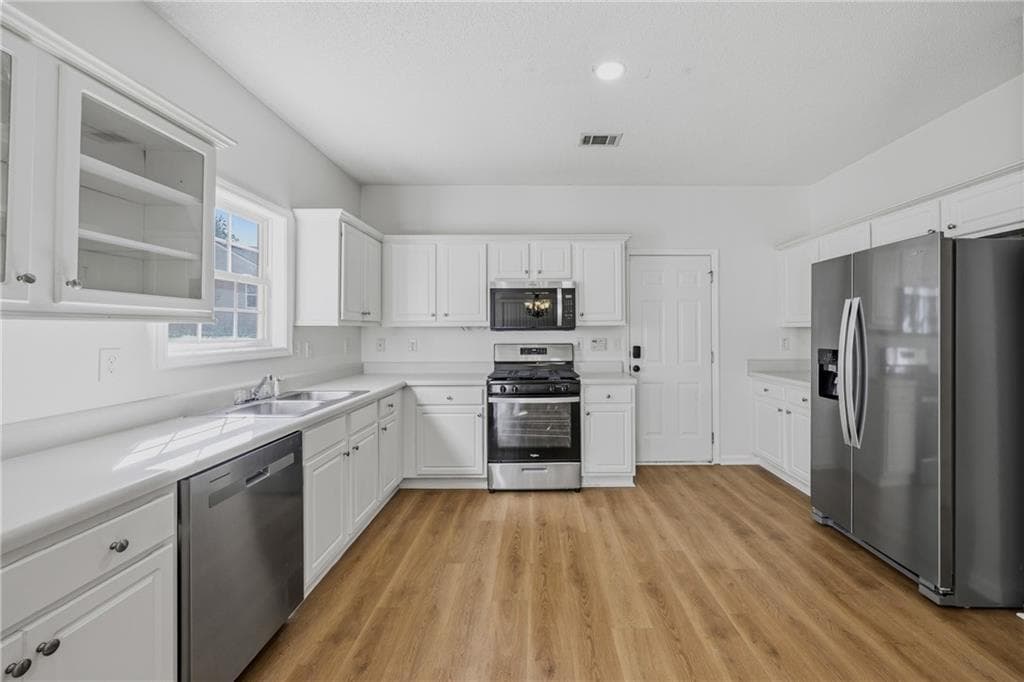 3 bedroom, 3 bathroom, 1,514 sq ft single family residence for sale at 1094 Cliftwood Drive, Riverdale, GA 30296 — photo 2
