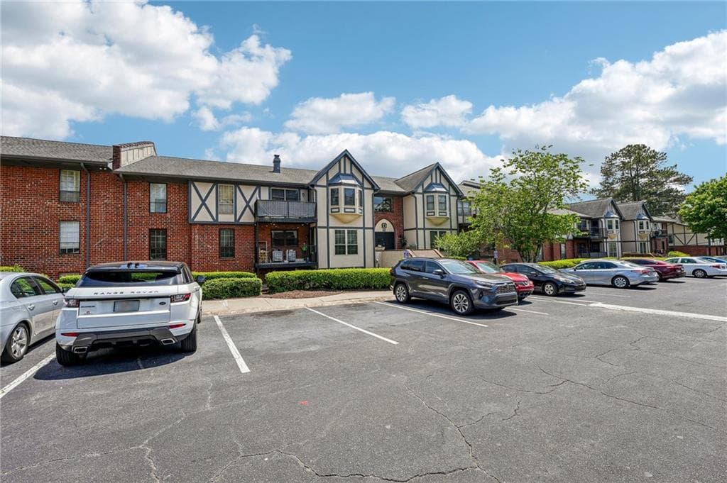 3 bedroom, 2 bathroom, 1,469 sq ft condominium for sale at 6851 Roswell Road D21, Atlanta, GA 30328 — photo 2