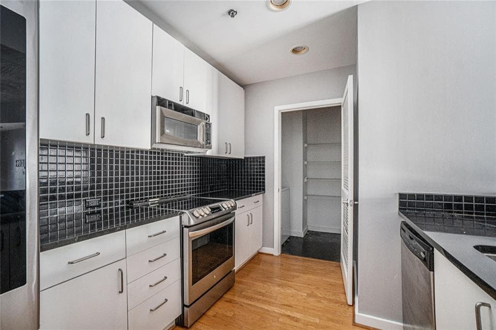2 bedroom, 2 bathroom, 1,274 sq ft condominium for sale at 250 Pharr Road 405, Atlanta, GA 30305 — photo 3