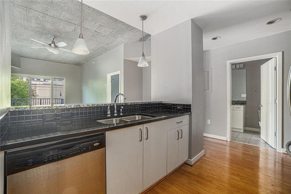 2 bedroom, 2 bathroom, 1,274 sq ft condominium for sale at 250 Pharr Road 405, Atlanta, GA 30305 — photo 4
