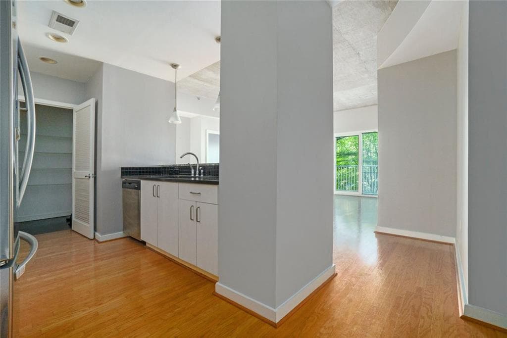 2 bedroom, 2 bathroom, 1,274 sq ft condominium for sale at 250 Pharr Road 405, Atlanta, GA 30305 — photo 5