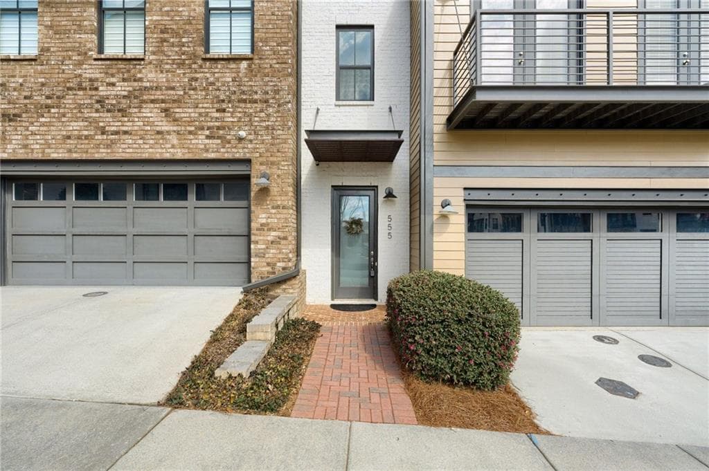 4 bedroom, 4 bathroom, 3,900 sq ft townhouse for sale at 555 Verismo Way, Alpharetta, GA 30009 — photo 3