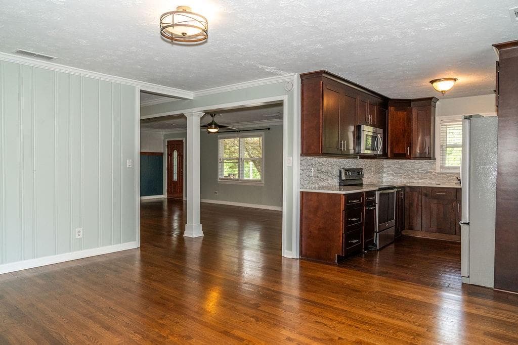 5 bedroom, 3 bathroom, 2,492 sq ft single family residence for rent at 2331 Robin Lane, Smyrna, GA 30080 for $3,000 a month — photo 4