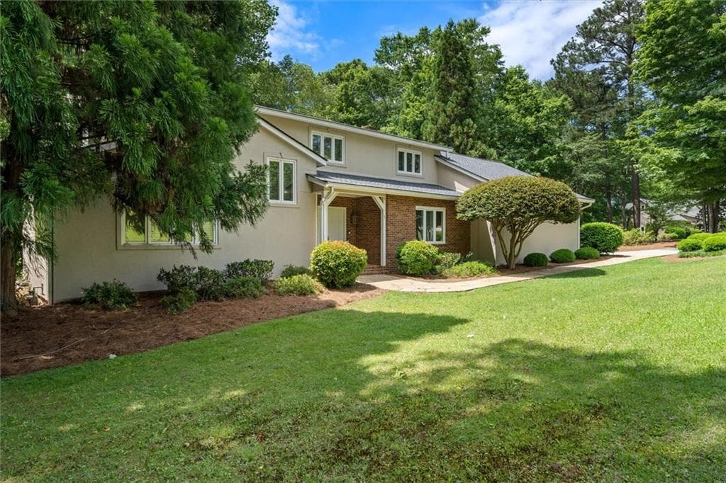 4 bedroom, 3 bathroom, 3,476 sq ft single family residence for sale at 136 S Ole Hickory Trail, Carrollton, GA 30117 — photo 4