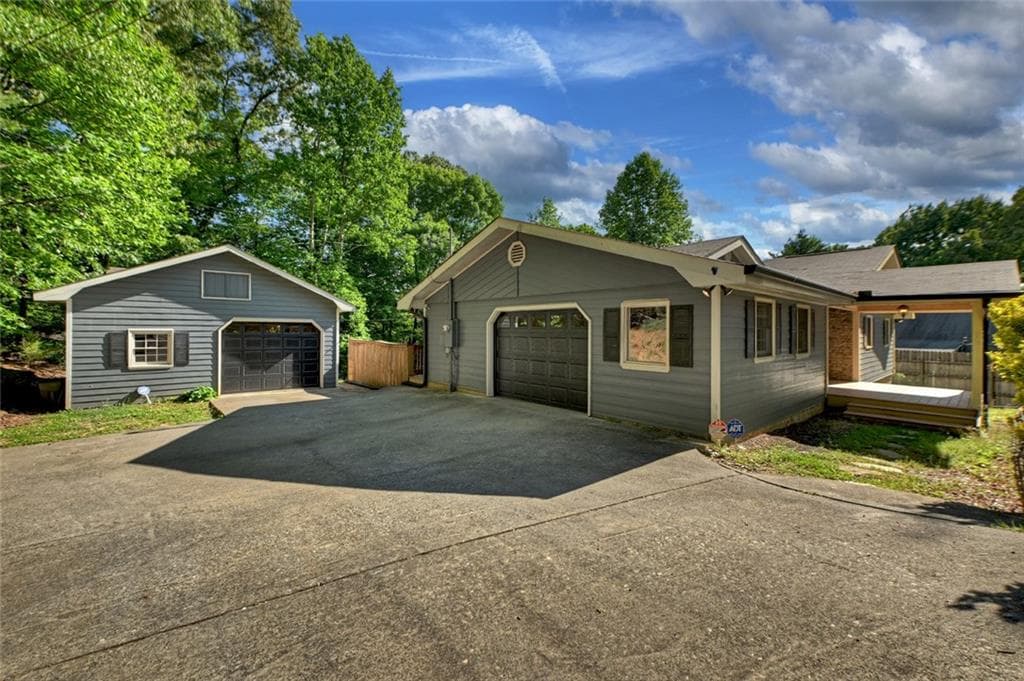 5 bedroom, 3 bathroom, 2,288 sq ft single family residence under contract at 317 Hideaway Place, Morganton, GA 30560 — photo 2