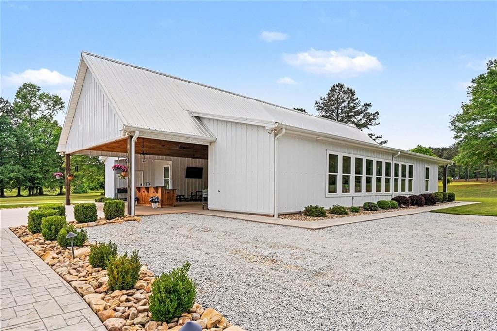 8 bedroom, 6 bathroom, 5,631 sq ft single family residence under contract at 1151 Social Circle Fairplay Road, Social Circle, GA 30025 — photo 8