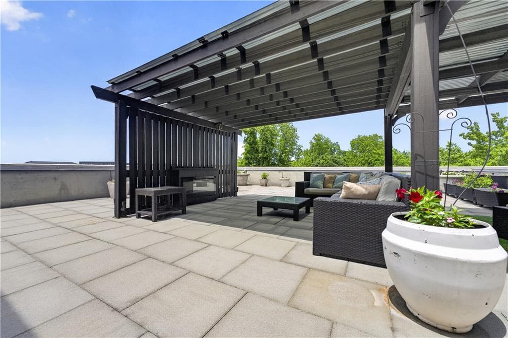 1 bedroom, 2 bathroom, 1,550 sq ft condominium for sale at 3235 Roswell Road 803, Atlanta, GA 30305 — photo 2