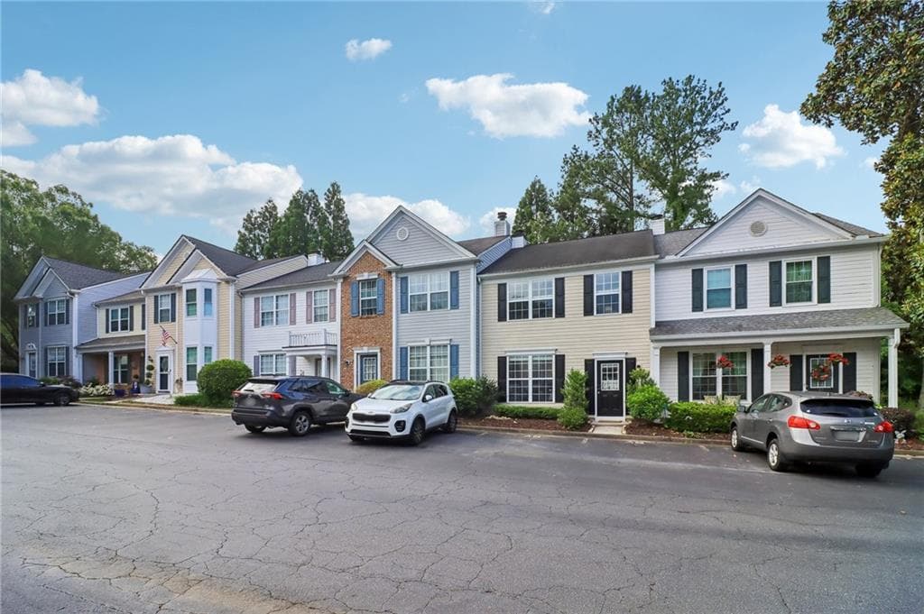 3 bedroom, 3 bathroom, 1,370 sq ft townhouse for sale at 10900 Wittenridge Drive A6, Alpharetta, GA 30022 — photo 2