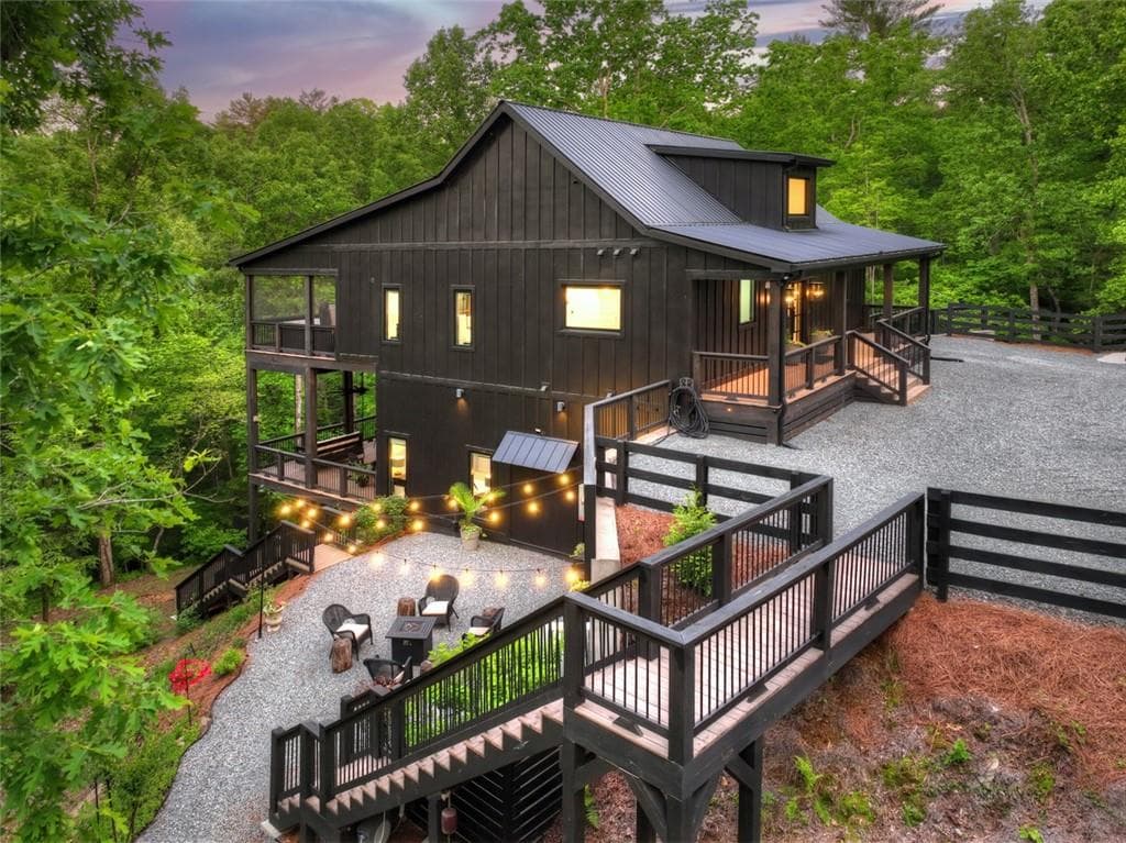 3 bedroom, 5 bathroom, 2,720 sq ft single family residence under contract at 819 Hap Holt Road, Ellijay, GA 30540 — photo 2