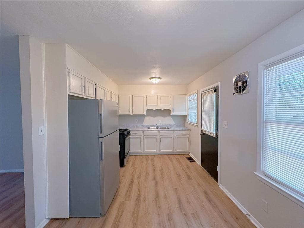 3 bedroom, 2 bathroom, 1,100 sq ft single family residence for sale at 634 Currie Drive, Forest Park, GA 30297 — photo 6