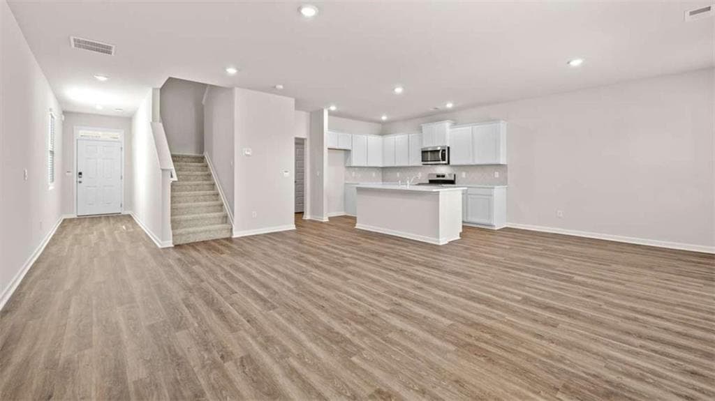 3 bedroom, 3 bathroom single family residence under contract at 104 Oakchase Park Lane, Hampton, GA 30228 — photo 4
