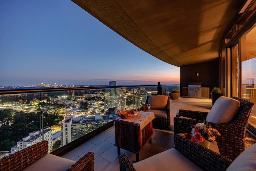 2 bedroom, 3 bathroom, 2,956 sq ft condominium sold at 3344 Peachtree Road 3904, Atlanta, GA 30326