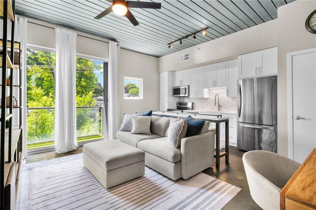 1 bedroom, 1 bathroom, 722 sq ft condominium sold at 620 Glen Iris Drive 317, Atlanta, GA 30308