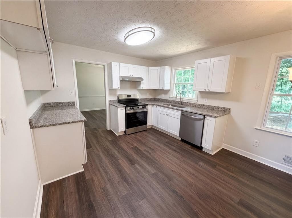 4 bedroom, 3 bathroom, 2,138 sq ft single family residence under contract at 1938 Surrey Trail, Conyers, GA 30013 — photo 2