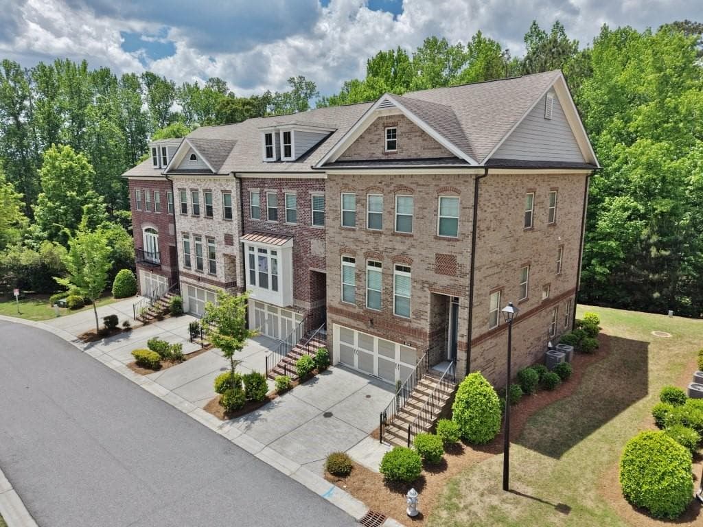 4 bedroom, 4 bathroom, 2,363 sq ft townhouse for sale at 6534 Marlowe Glen Way, Suwanee, GA 30024 — photo 3