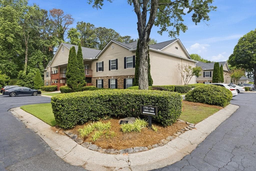 2 bedroom, 2 bathroom, 1,425 sq ft condominium for sale at 1704 Brighton Point, Sandy Springs, GA 30328 — photo 1 of 30
