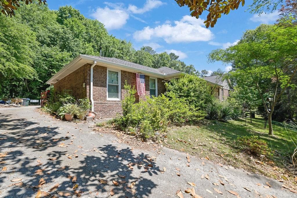 4 bedroom, 2 bathroom, 2,293 sq ft single family residence for sale at 650 Riverside Road, Roswell, GA 30075 — photo 2
