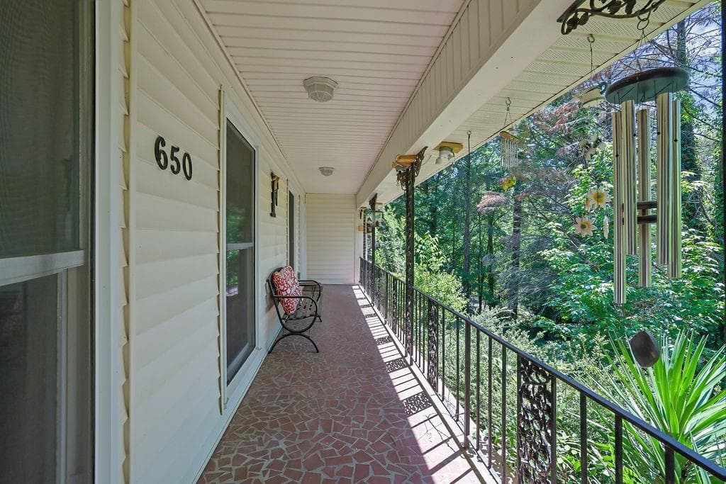 4 bedroom, 2 bathroom, 2,293 sq ft single family residence for sale at 650 Riverside Road, Roswell, GA 30075 — photo 4