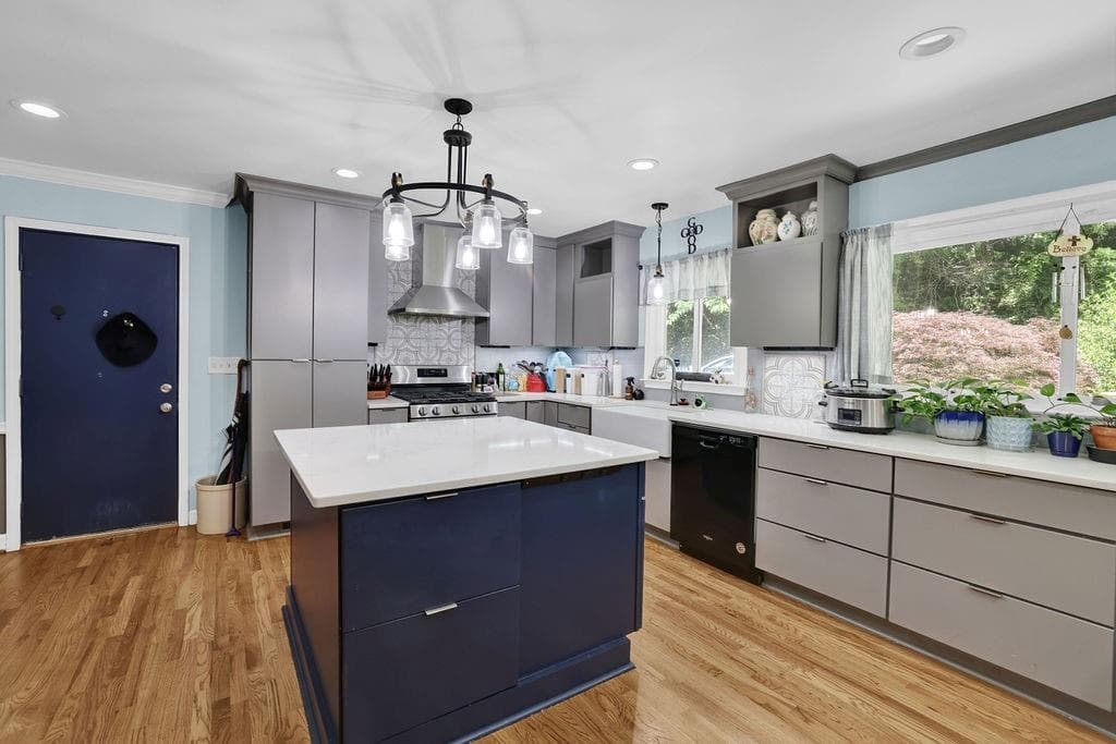 4 bedroom, 2 bathroom, 2,293 sq ft single family residence for sale at 650 Riverside Road, Roswell, GA 30075 — photo 6