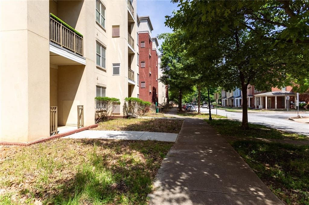 1 bedroom, 1 bathroom, 810 sq ft condominium for sale at 870 Mayson Turner Road 1144, Atlanta, GA 30314 — photo 2