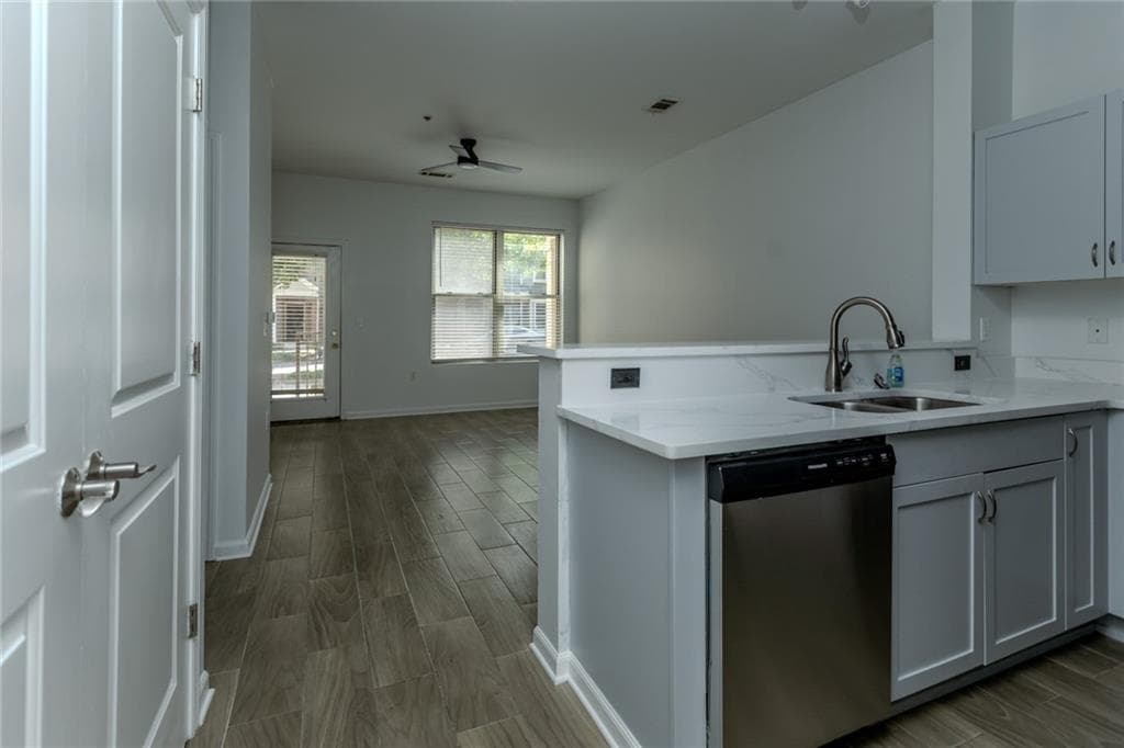 1 bedroom, 1 bathroom, 810 sq ft condominium for sale at 870 Mayson Turner Road 1144, Atlanta, GA 30314 — photo 9