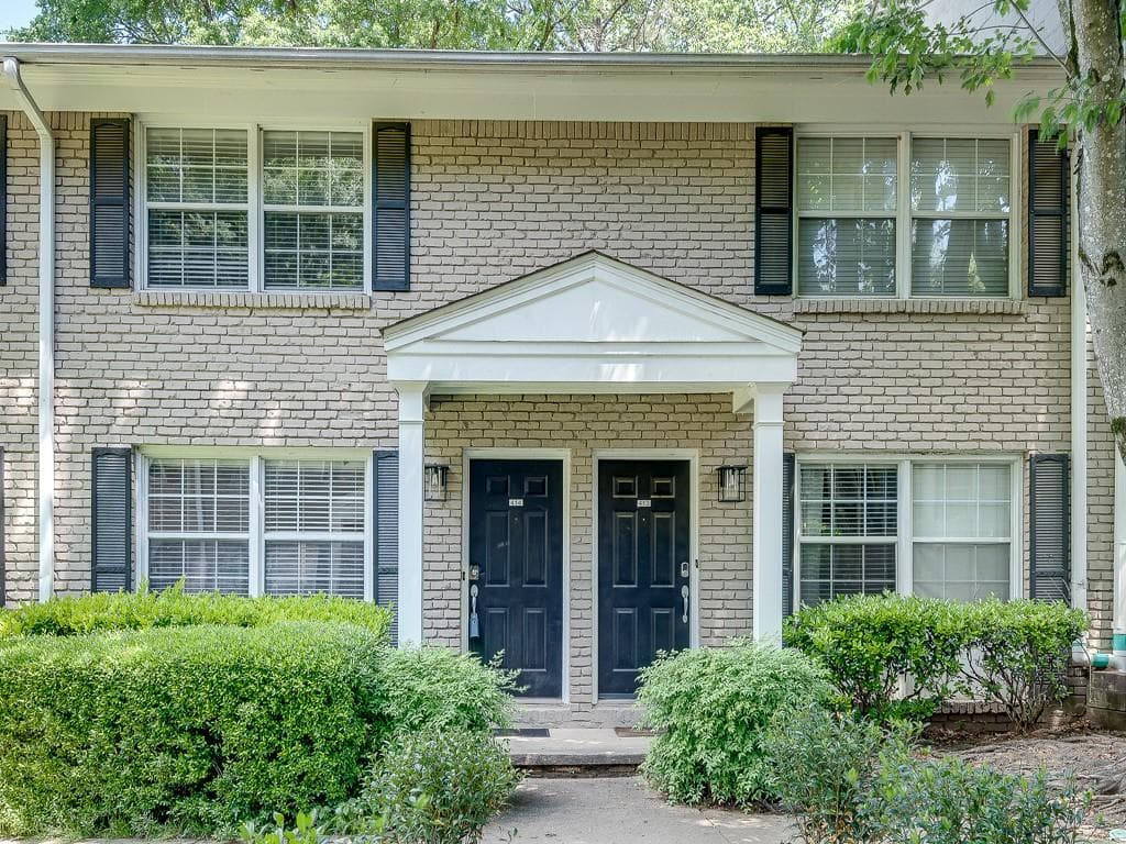 2 bedroom, 2 bathroom, 950 sq ft condominium sold at 2232 Dunseath Avenue 414, Atlanta, GA 30318