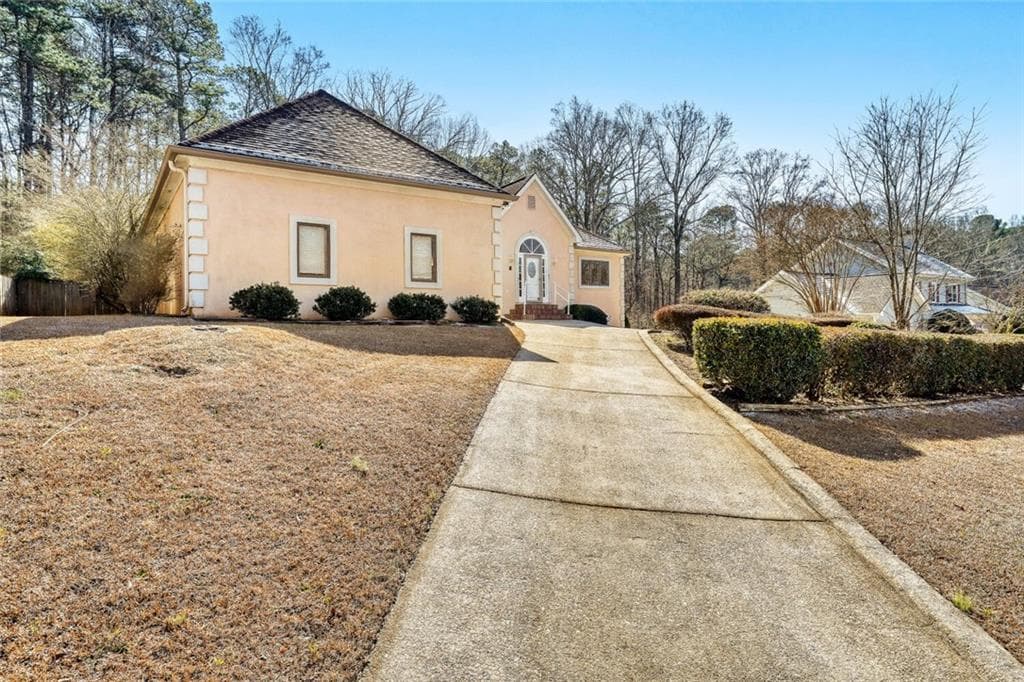 6 bedroom, 4 bathroom, 5,031 sq ft single family residence for sale at 1522 Catherine Court, Suwanee, GA 30024 — photo 3