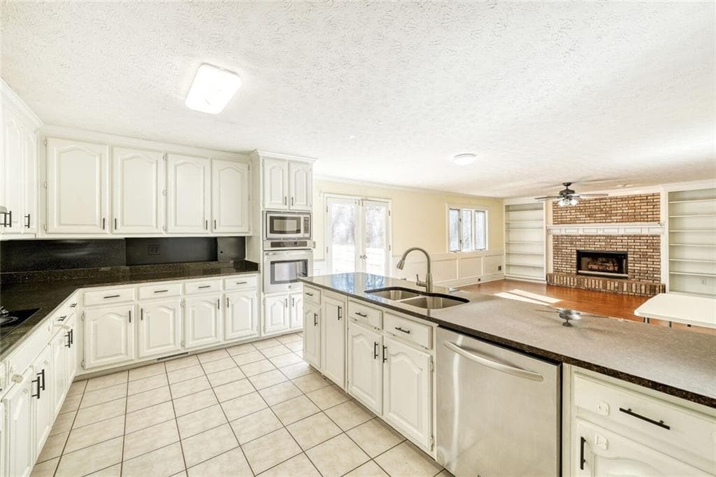 6 bedroom, 4 bathroom, 5,031 sq ft single family residence for sale at 1522 Catherine Court, Suwanee, GA 30024 — photo 9