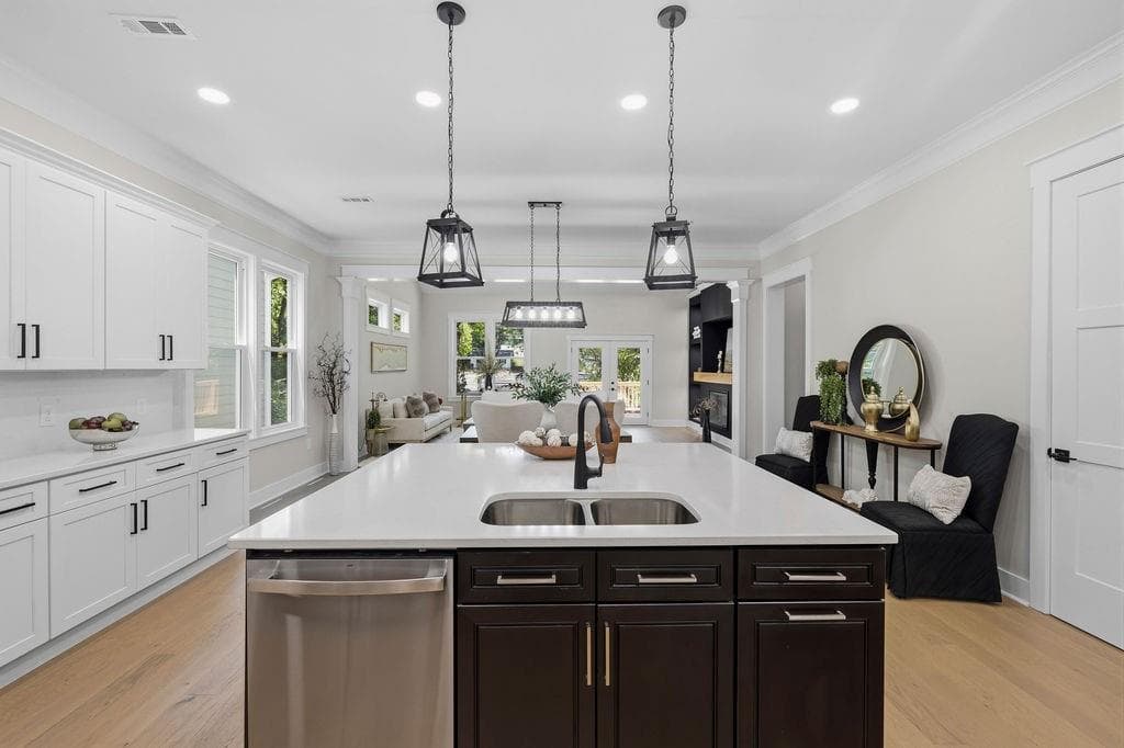 4 bedroom, 4 bathroom, 3,076 sq ft single family residence for sale at 575 Lawrence Street, Marietta, GA 30060 — photo 4