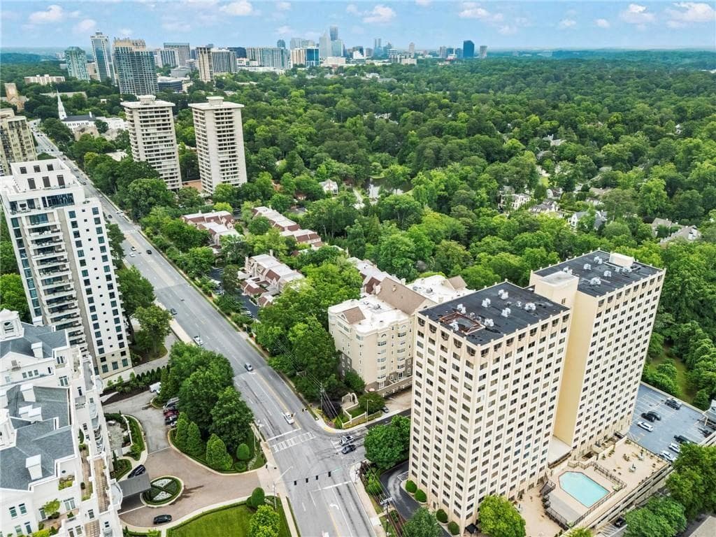 2 bedroom, 2 bathroom, 1,062 sq ft condominium for sale at 2479 Peachtree Road 816, Atlanta, GA 30305 — photo 4