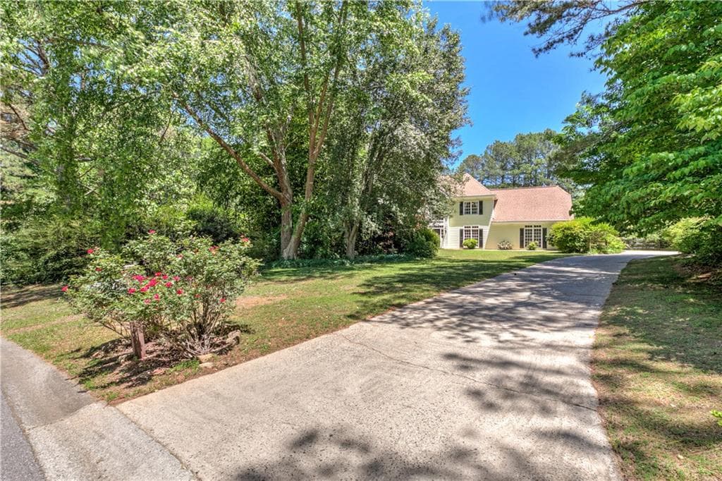 4 bedroom, 3 bathroom, 2,410 sq ft single family residence for sale at 6310 Black Oak Drive, Cumming, GA 30040 — photo 4