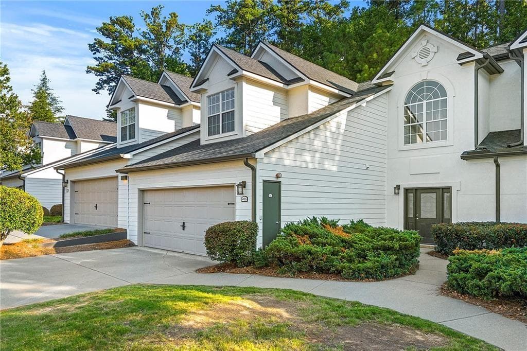 3 bedroom, 3 bathroom, 2,227 sq ft townhouse for sale at 2015 Barrett Lakes Boulevard 415, Kennesaw, GA 30144 — photo 2
