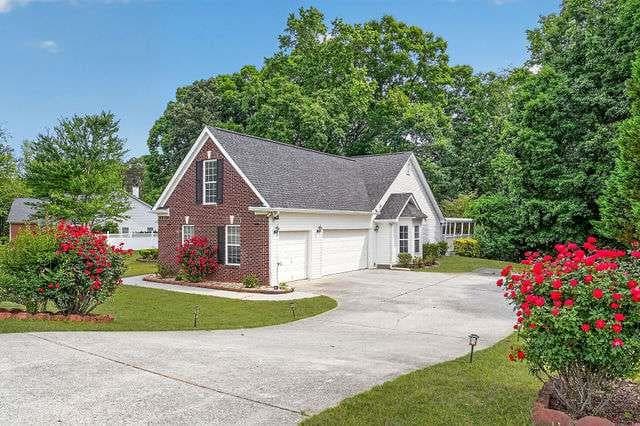 4 bedroom, 2 bathroom, 2,438 sq ft single family residence for sale at 2270 Taylor Pointe Way, Dacula, GA 30019 — photo 2