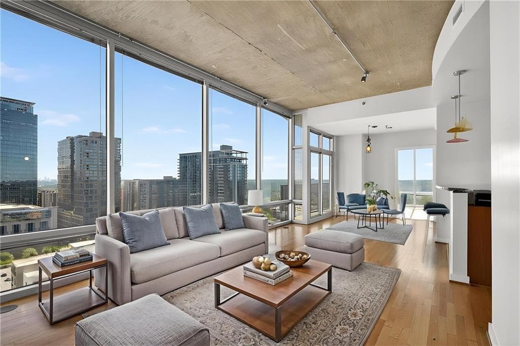 1 bedroom, 1 bathroom, 851 sq ft condominium for sale at 943 Peachtree Street 1915, Atlanta, GA 30309 — photo 4